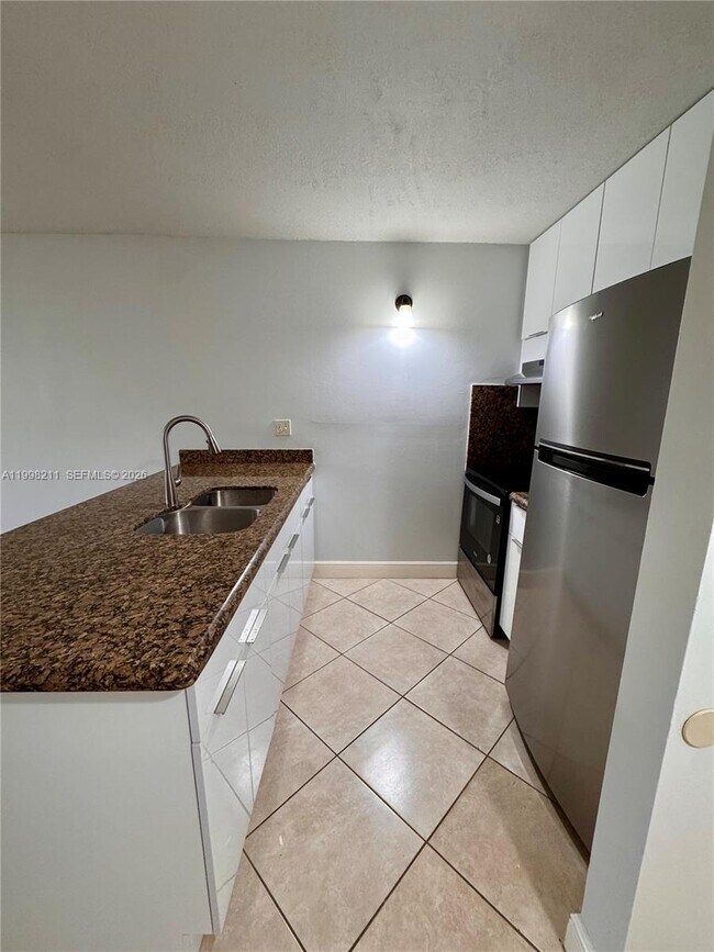Building Photo - 2771 Riverside Dr
