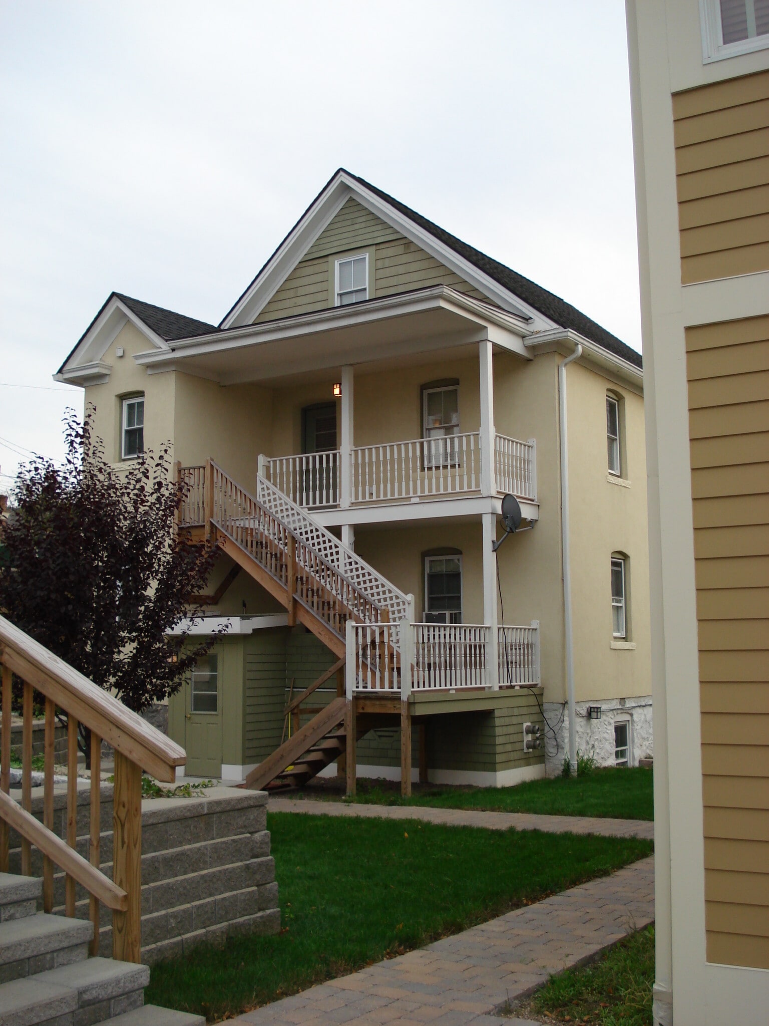 Access to the upper unit - 18 Berrian Pl
