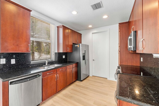 Building Photo - LARGE 3-bed, 3-bath townhome with 2-car ga...