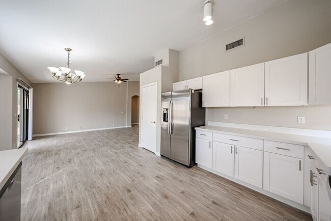 Building Photo - Welcome to this Charming 3 BEDROOM , 2 BAT...