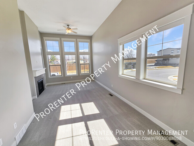 Building Photo - Modern 3 Bed, 2.5 Bath Sandy Townhome