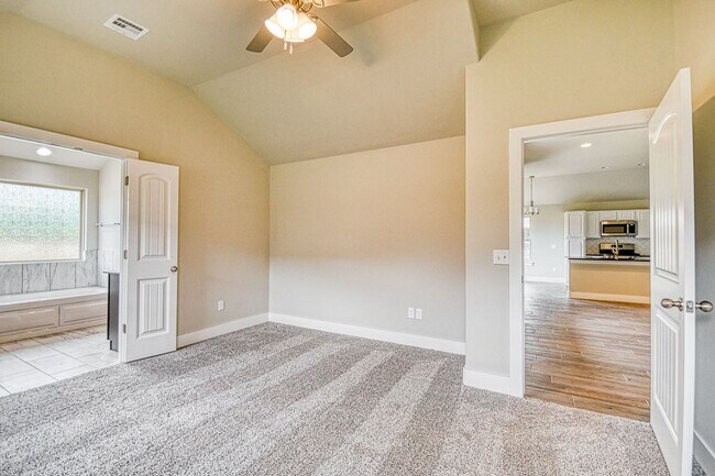 Building Photo - 1016 E Jackrabbit Ln