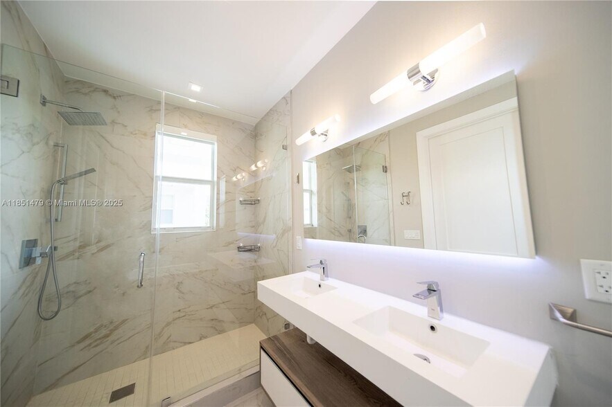 Building Photo - 3665 SW 26th St