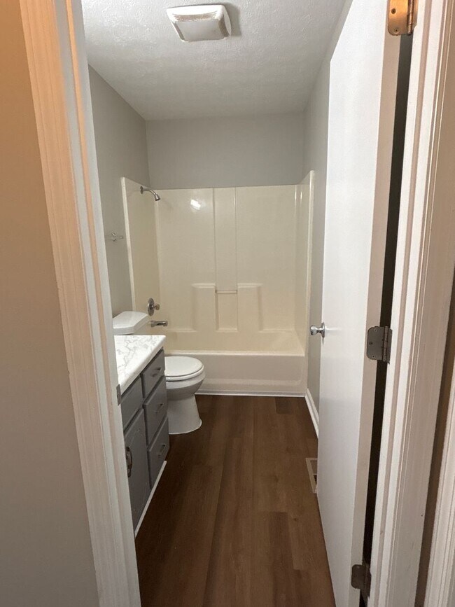 Building Photo - Charming 2 Bedroom Duplex in Manchester!