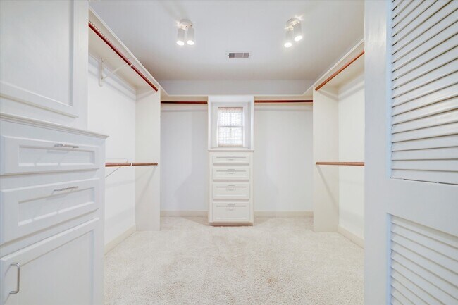 Building Photo - 2622 Westgate Dr