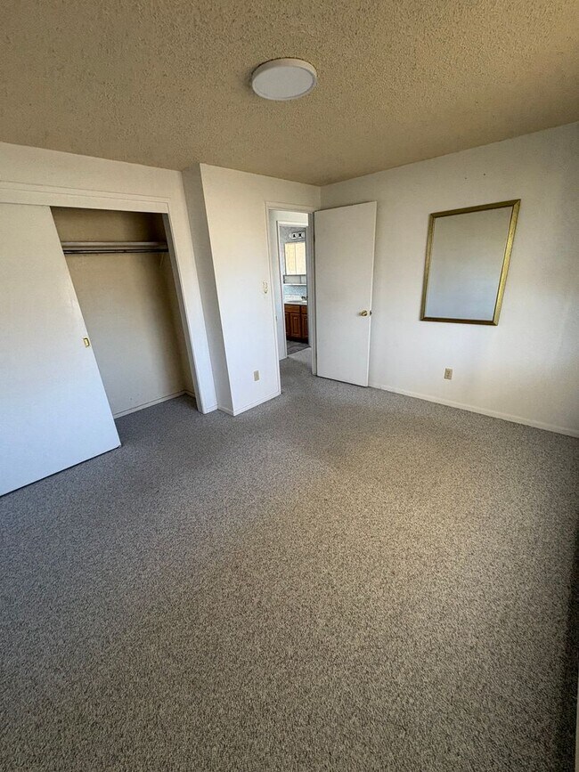 Building Photo - 4 bedroom 2 bath home prime location