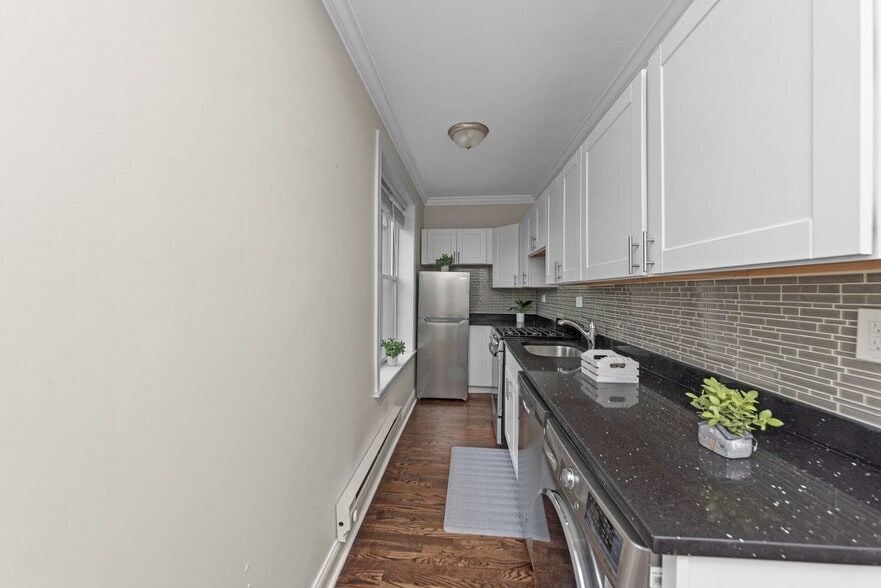 Building Photo - 915 W Waveland Ave