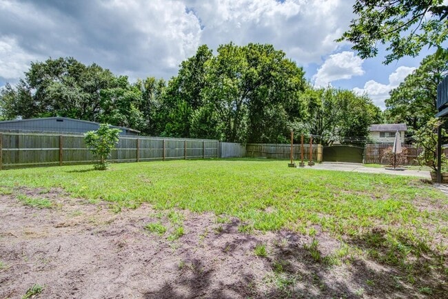 Building Photo - 402 Tresvant Dr