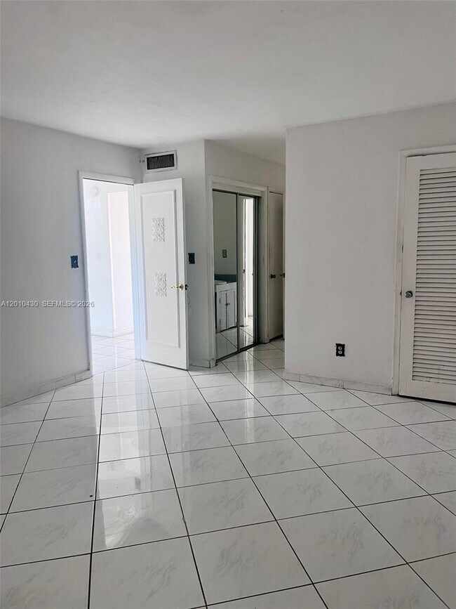 Building Photo - 1540 NE 191st St