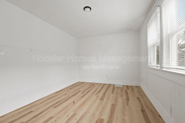 Building Photo - 822 N Bradley Ave