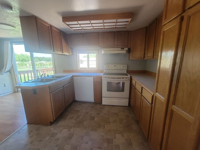 Building Photo - Horse Property with land in Finley/Kennewick
