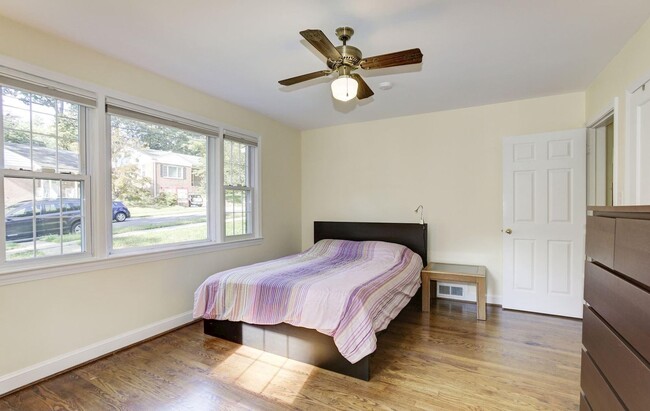Building Photo - Absolutely Gorgeous Rambler in Great Location!