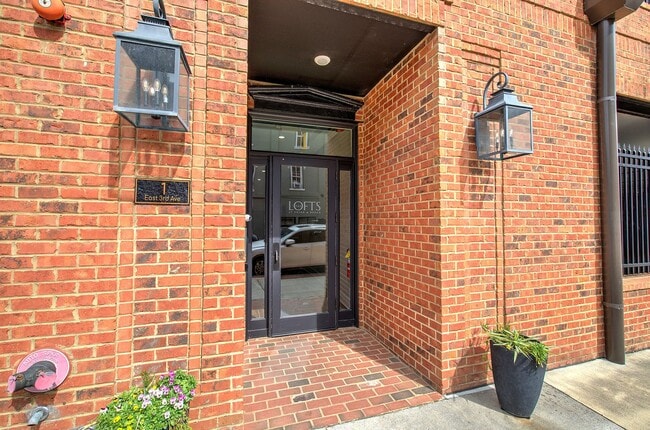 Building Photo - Beautifully Furnished 2/2 Apartment on Broad St- $2,995