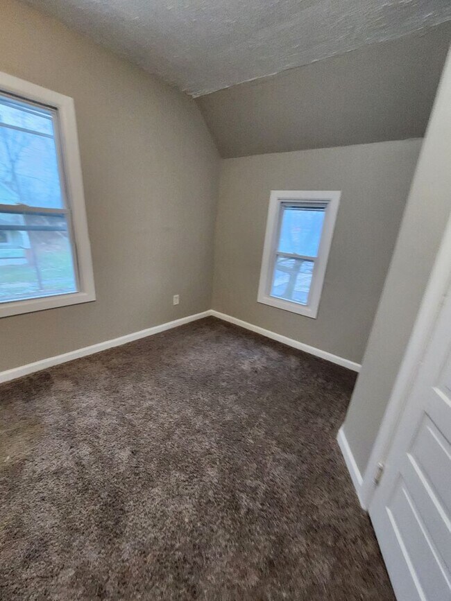 Building Photo - 3 Bedroom House for Rent on W 25th - MOVE IN READY AND CLEAN