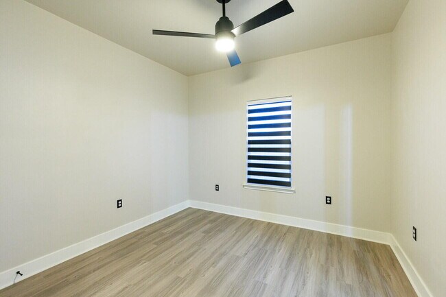 Building Photo - 5825 Grinnell St