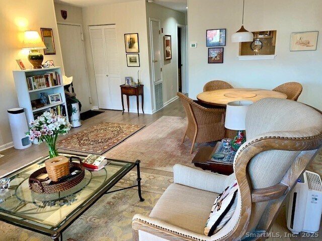 Building Photo - 350 Grovers Ave