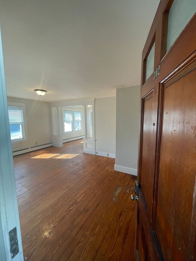 Building Photo - 2BR/1BA, WD Hookups, Parking!