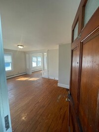 Building Photo - 2BR/1BA, WD Hookups, Parking!