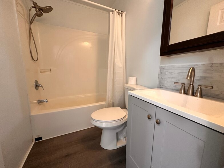 Building Photo - 22 Lapin St