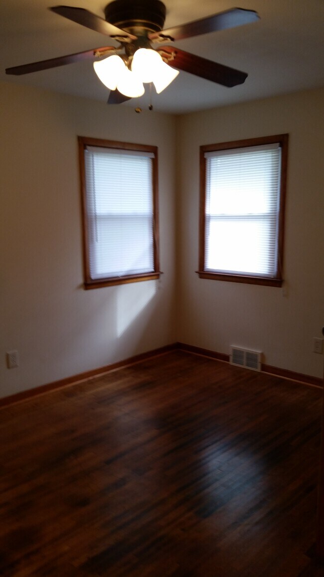 Building Photo - 10 Parkdale Dr