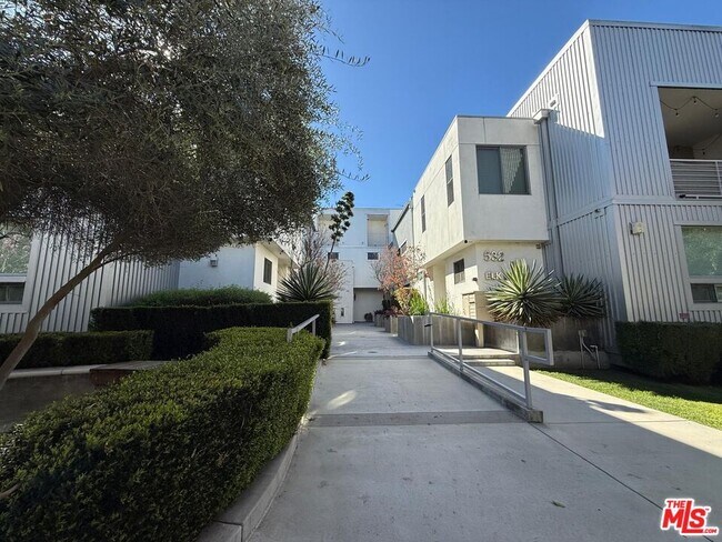 Building Photo - 532 W Elk Ave