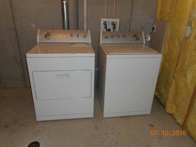 Building Photo - 4 Bedroom 2 Half Bath Townhouse with 2 Car...