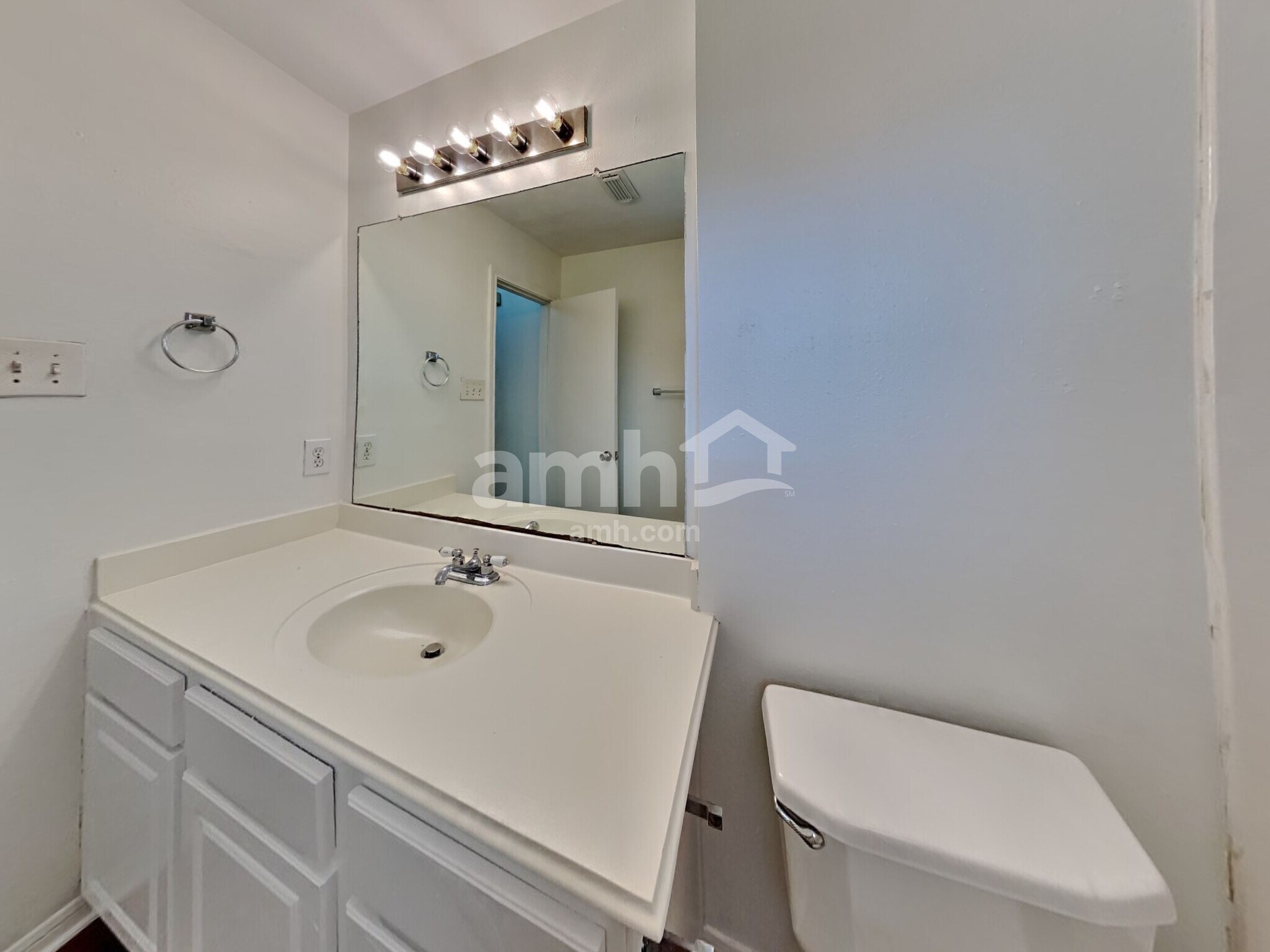 Building Photo - 2114 English Green Way