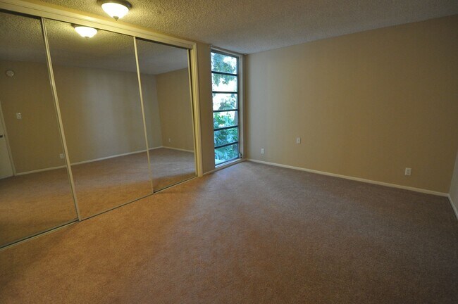 Building Photo - 11434 Moorpark St