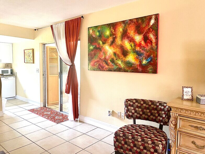 Building Photo - 2633 Kinnon Dr