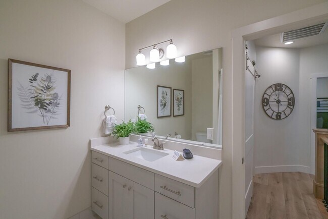 Building Photo - Flexible lease options! Spacious Townhome in Washington