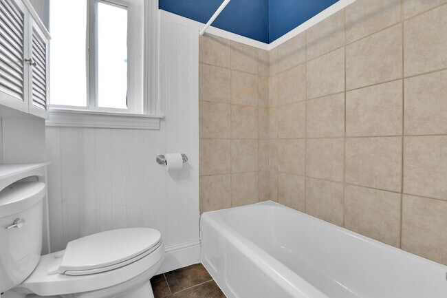 Building Photo - 3 Bedroom 2 Bathroom Home Available August 7th!