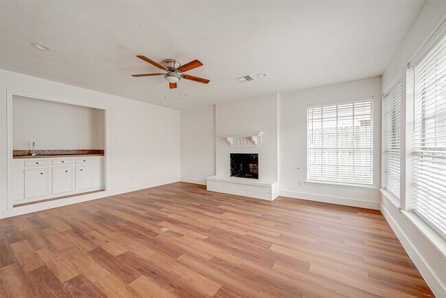 Building Photo - 934 Goldfinch Ave