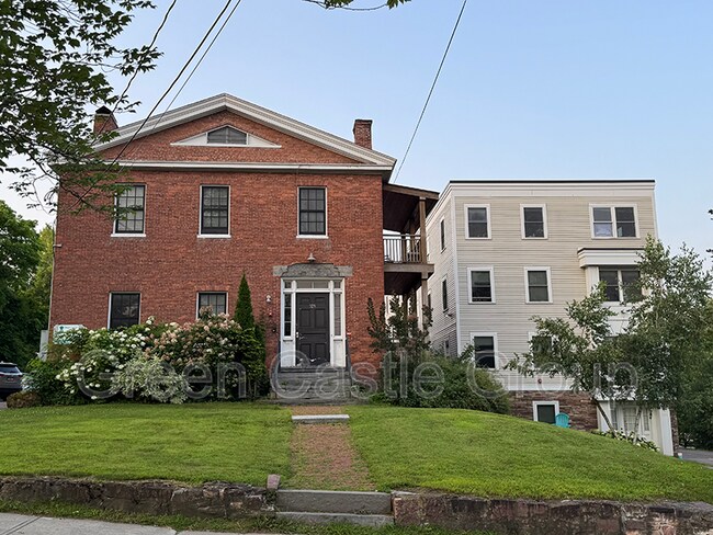 Primary Photo - 323-325 College Street, Unit 6