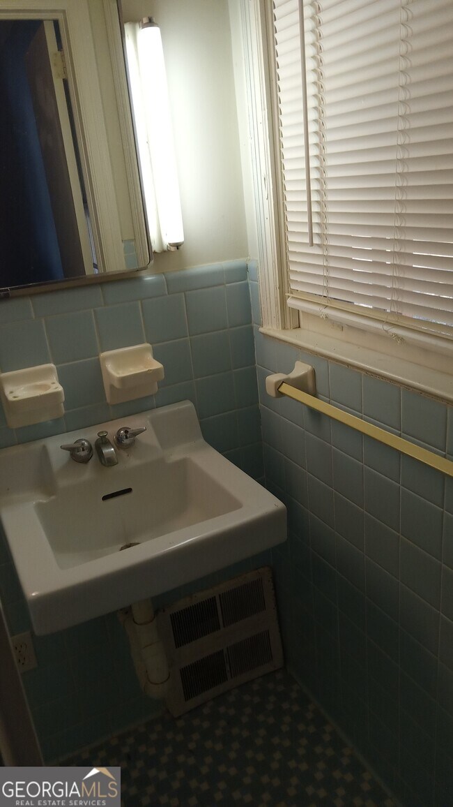 Building Photo - 81 Woodruff St