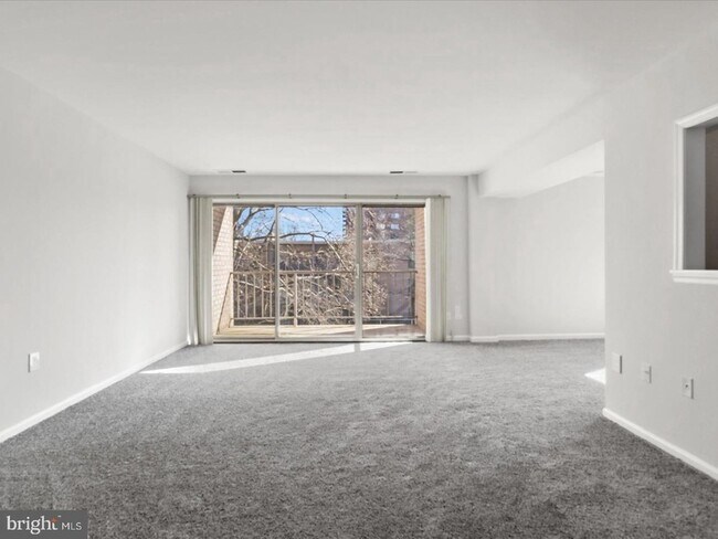 Building Photo - 33 Canterbury Square