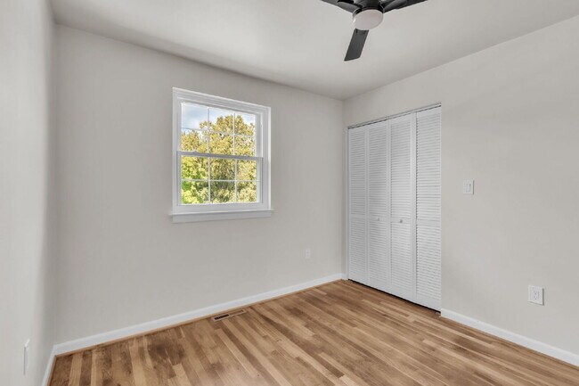 Building Photo - Newly Renovated 2 BR/ 1.5 BA Condo off Eas...