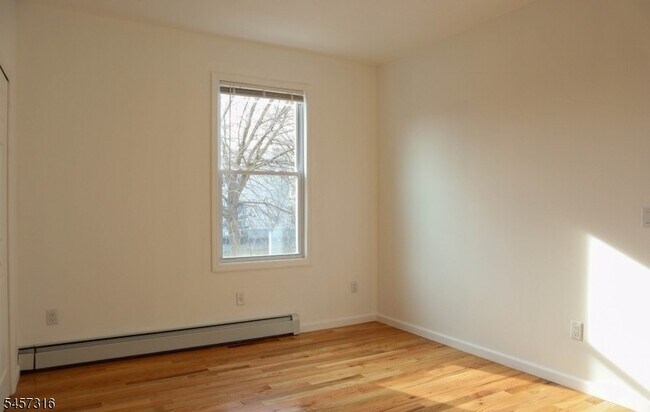 Building Photo - 373 6th Ave W