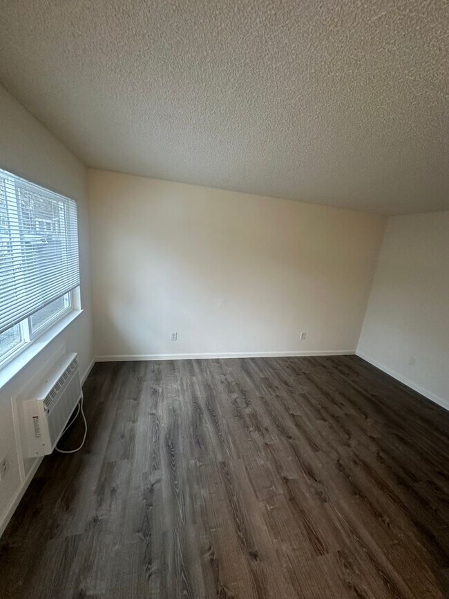 Building Photo - Nice move-in ready two bedroom one bath unit