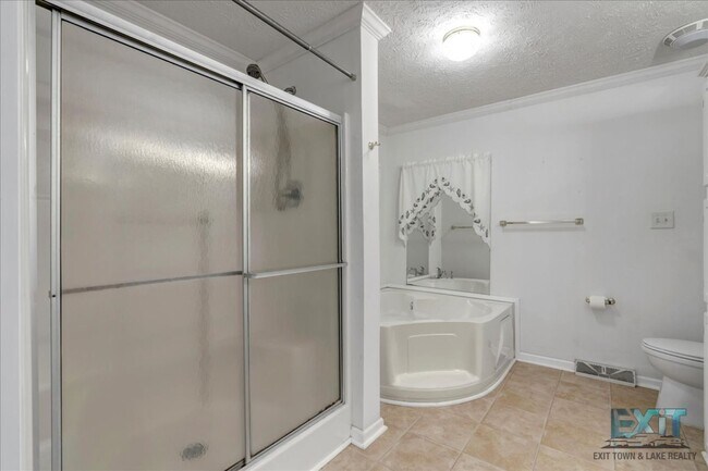 Building Photo - Welcome to this 3 Bedroom, 2 Bath Home in Wildwood Point!