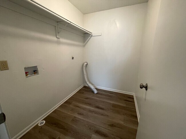 Building Photo - Stunning 4BR 2.5BA w/ Granite Kitchen in South Overland Park