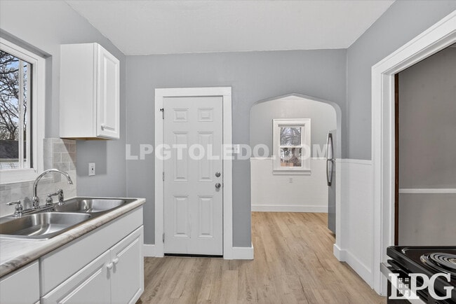 Building Photo - 2041 Loxley Rd