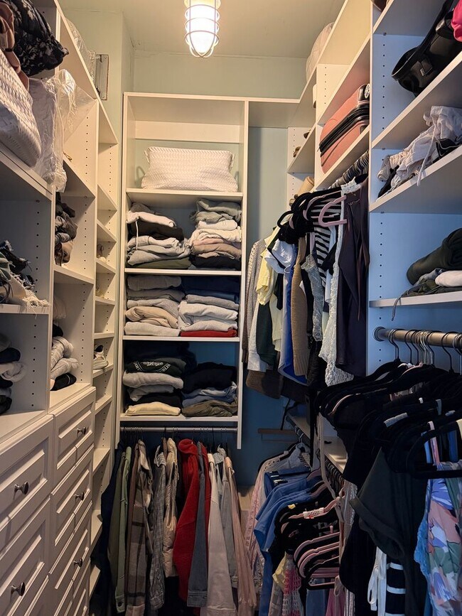 Building Photo - Two Bed/Two Bath Condo in Downtown