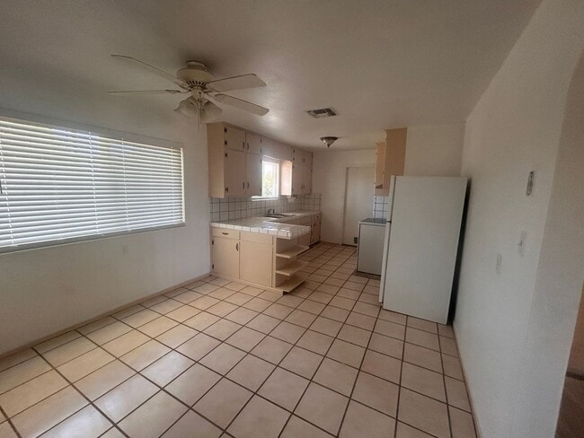 Building Photo - Move in Ready in  Hanford 3 bedroom, 1 bath with large yard!