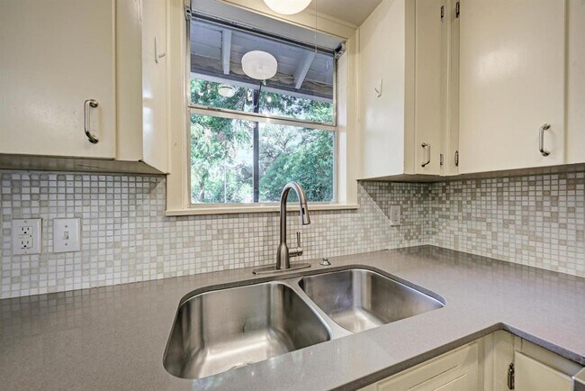 Building Photo - 2508 East Side Dr