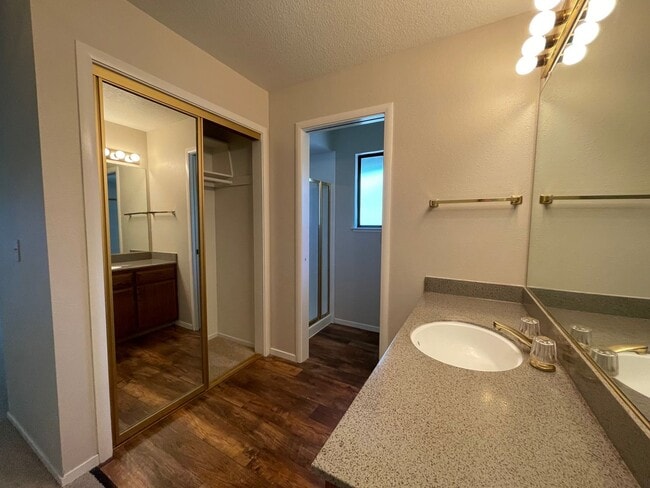 Building Photo - Spacious & Bright 3-Bedroom, 2 and 1/2 Bat...