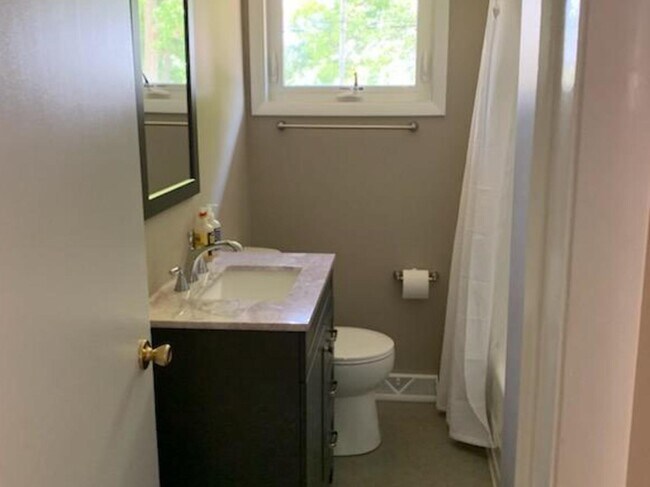 Building Photo - 5411 W Lake Shore Dr