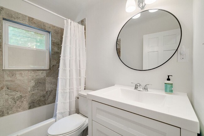 Building Photo - "Fully Furnished Monthly Rental - Newly Remodeled 4 bed Old Town bungalow"