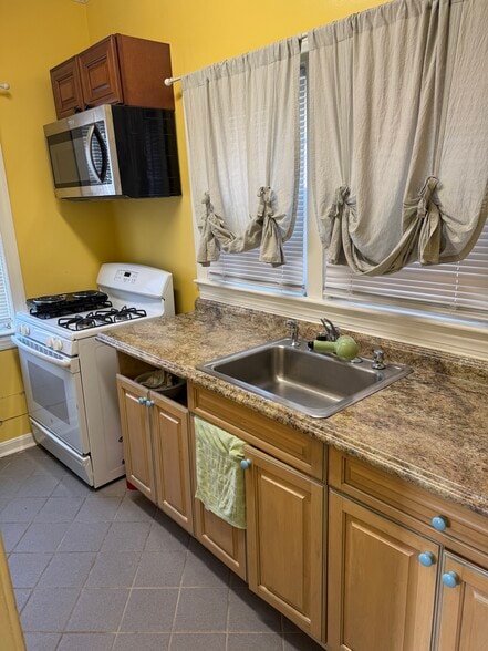 Building Photo - 305 4th Ave