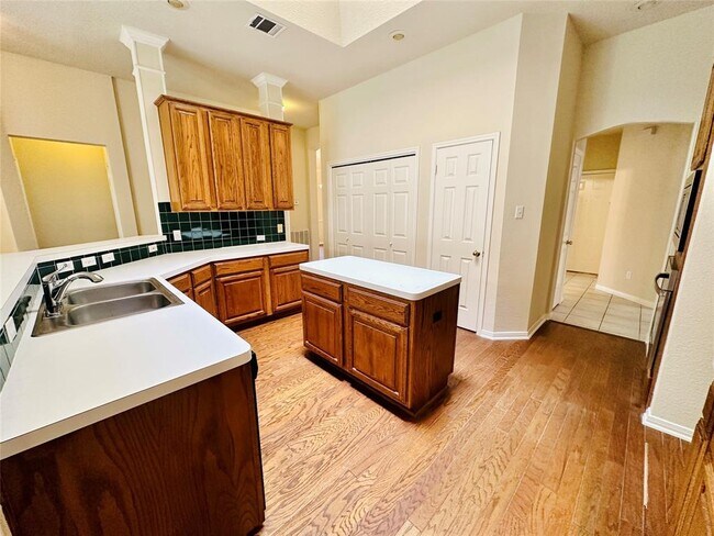 Building Photo - 6514 Clairmont Dr