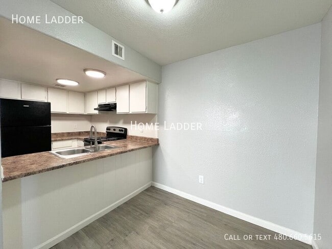 Building Photo - 4961 S Park Ave